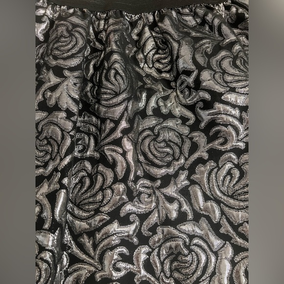 Silver roses skirt - Picture 2 of 3